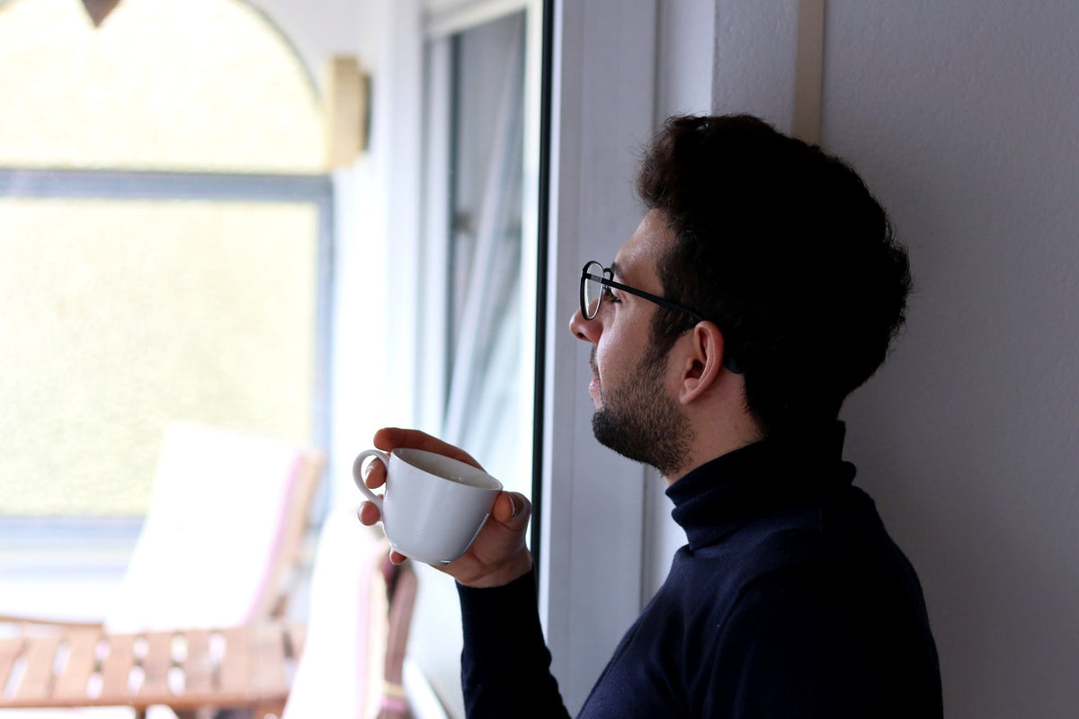 Antonino mit Kaffeetasse am Fenster, Profil