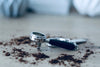 Barista Siebträger-Schlüsselanhänger mit schwarzem Griff, Seitenansicht liegend