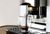 Arabi Caffe E.S.E.-Pads: Espresso läuft aus der Padmaschine in ein doppelwandiges Glas