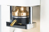 Faber Deluxe E.S.E.-Padmaschine in Weiß/Gold, Detail der Messing-Brühgruppe mit Auslauf