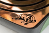Faber Deluxe, Detail des kupferfarbenen Abtropfgitters mit eingeprägtem Stier-Logo