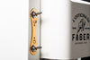 Faber Deluxe E.S.E.-Padmaschine in Weiß/Gold, Detail der Kippschalter und Faber-Logo