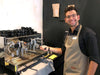 Antonino mit Schürze an Siebträgermaschine