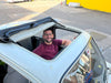 Antonino im Fiat 500 mit offenem Faltdach