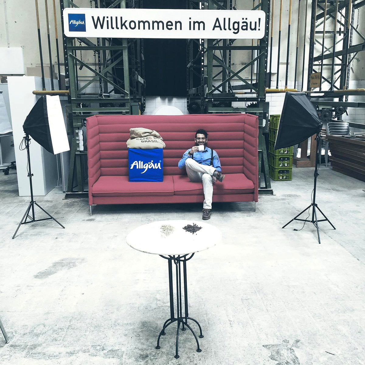 Fotoshooting in Halle, Sofa, Schild „Willkommen im Allgäu“