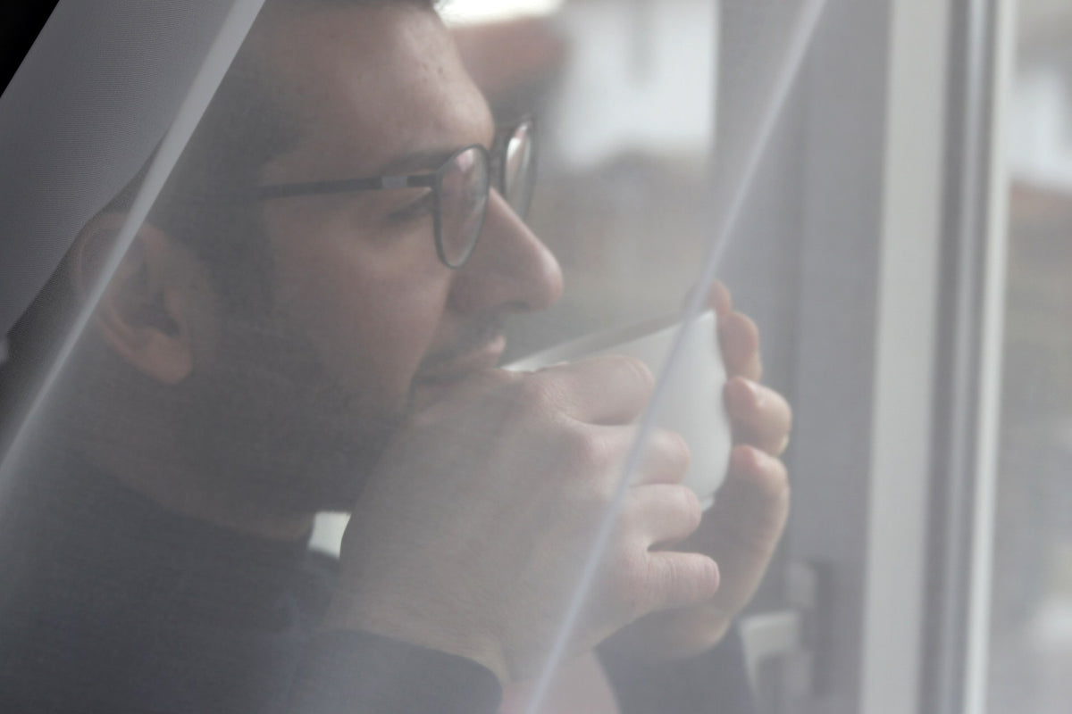 Antonino trinkt Kaffee, Spiegelung im Fenster