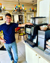 Antonino neben Kaffeevollautomat im Restaurant (Kronleuchter)