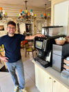 Antonino neben Kaffeevollautomat im Restaurant