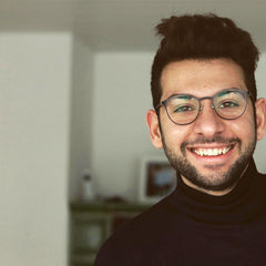 Portrait Antonino im Rollkragenpullover, lachend