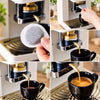 E.S.E. Pad Zubereitung als Collage: Pad in die Padmaschine einlegen, Espresso mit Crema läuft in schwarze Tasse