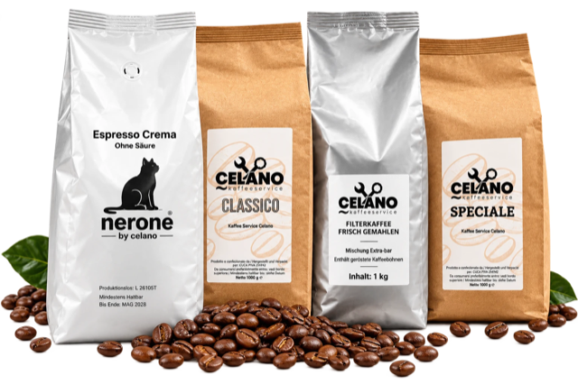 Vier Kilopackungen Celano Kaffee: Nerone Espresso Crema, Classico, Mischung Extra Bar und Speciale, davor geröstete Espressobohnen